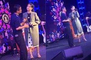 马云与美女HHB欢唱